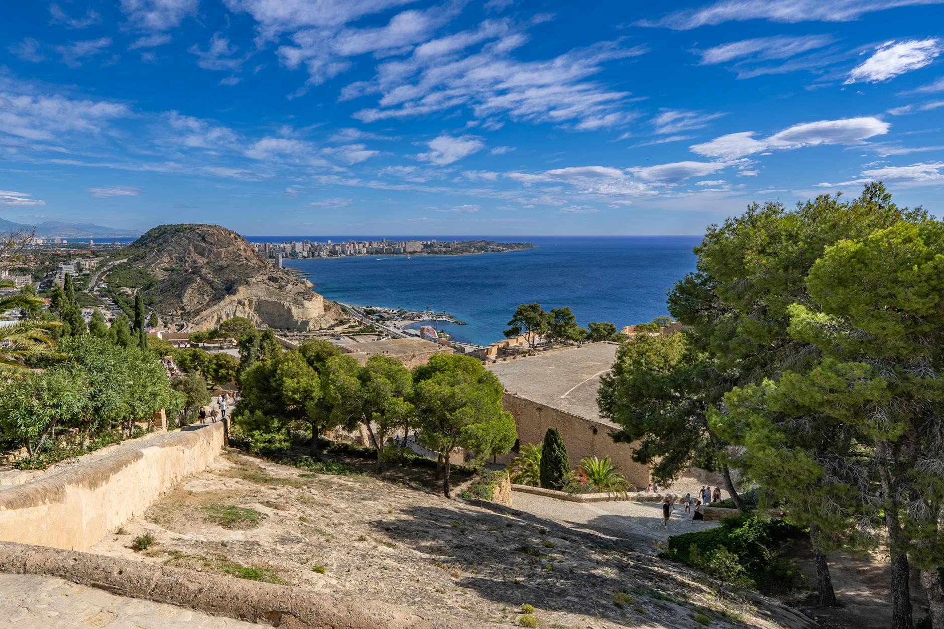 Castillo de Santa Bárbara en Alicante, una de las fortalezas medievales más grandes de España