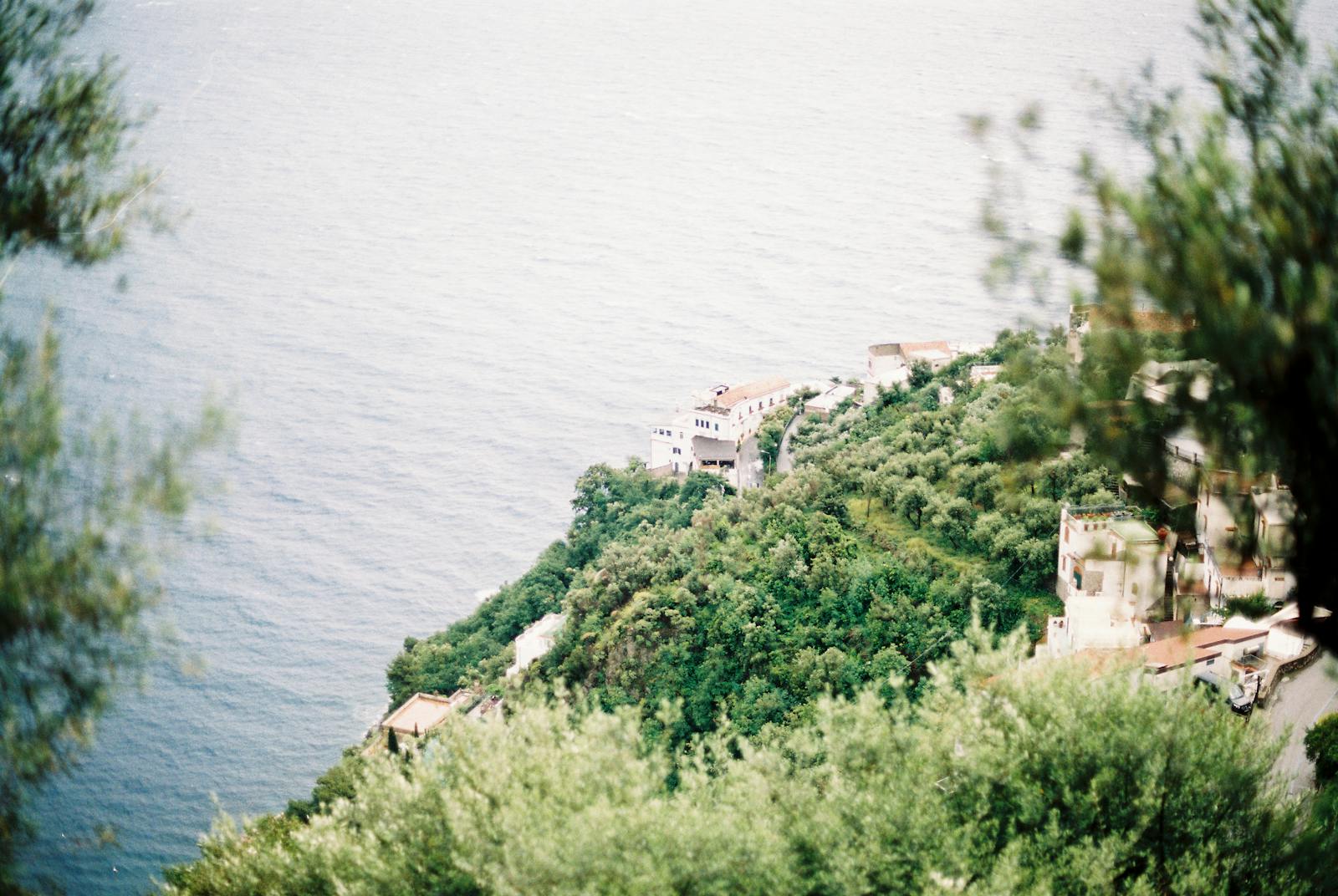 Vista panorámica de la Costa Amalfitana desde un acantilado