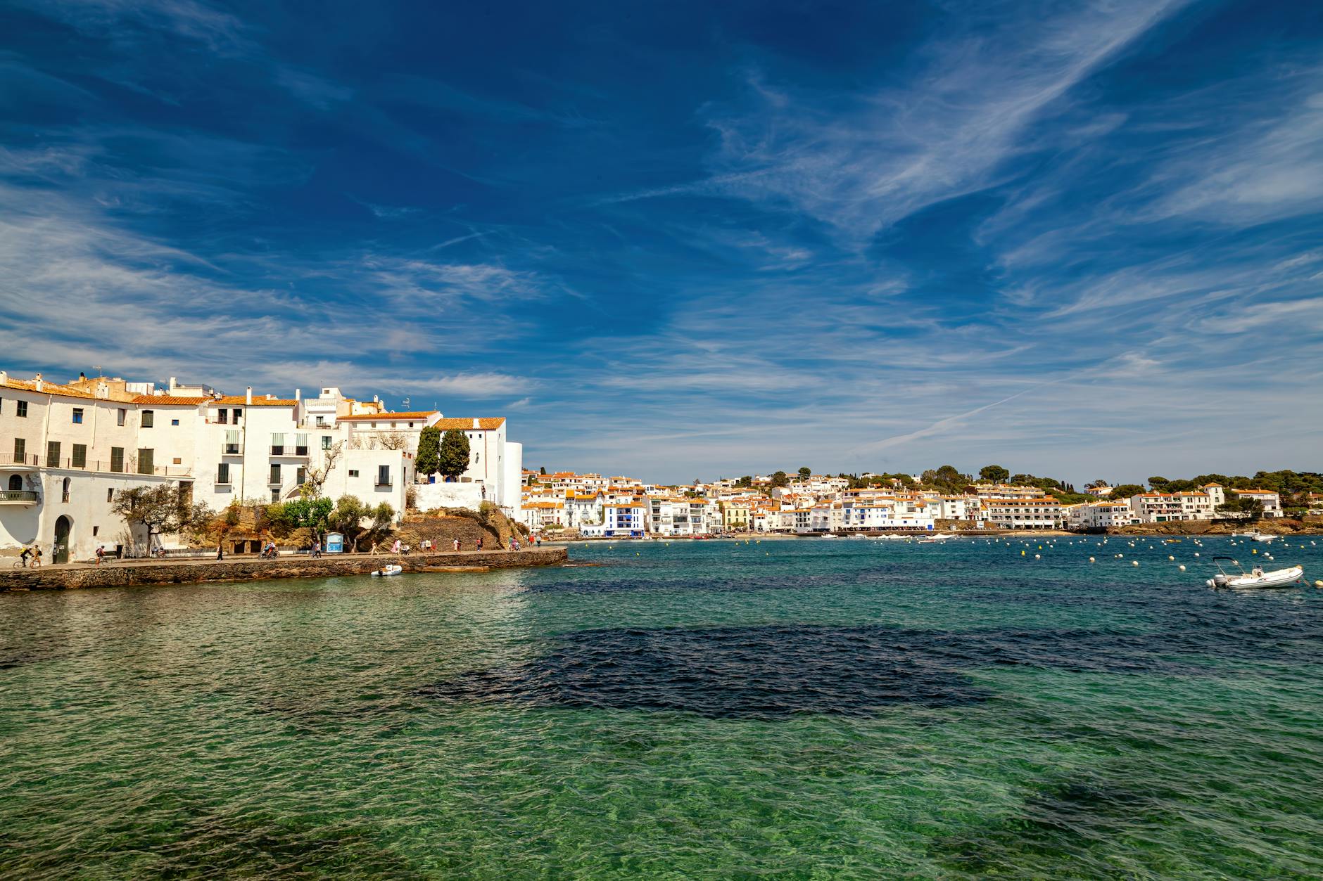 Vista de las casas blancas de Cadaqués junto al mar