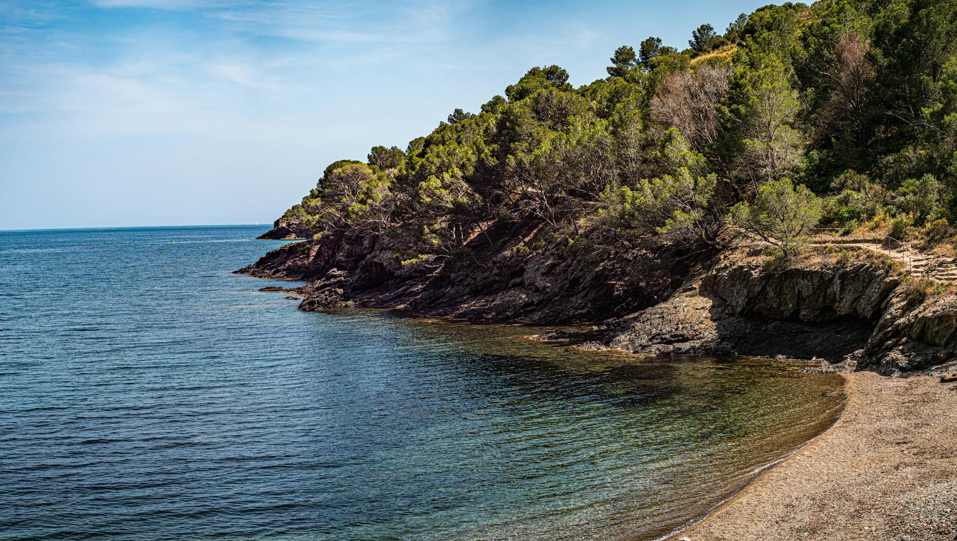 Costa Brava con calas de aguas cristalinas cerca de Cadaqués