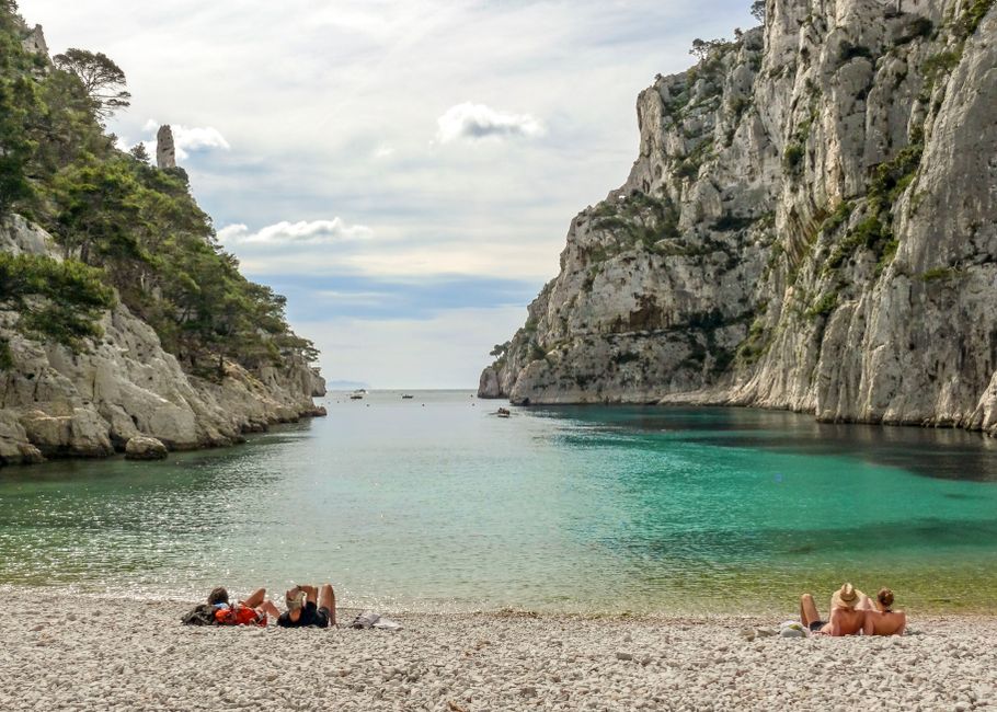 Playa de arena fina de Calvi con el mar turquesa al fondo