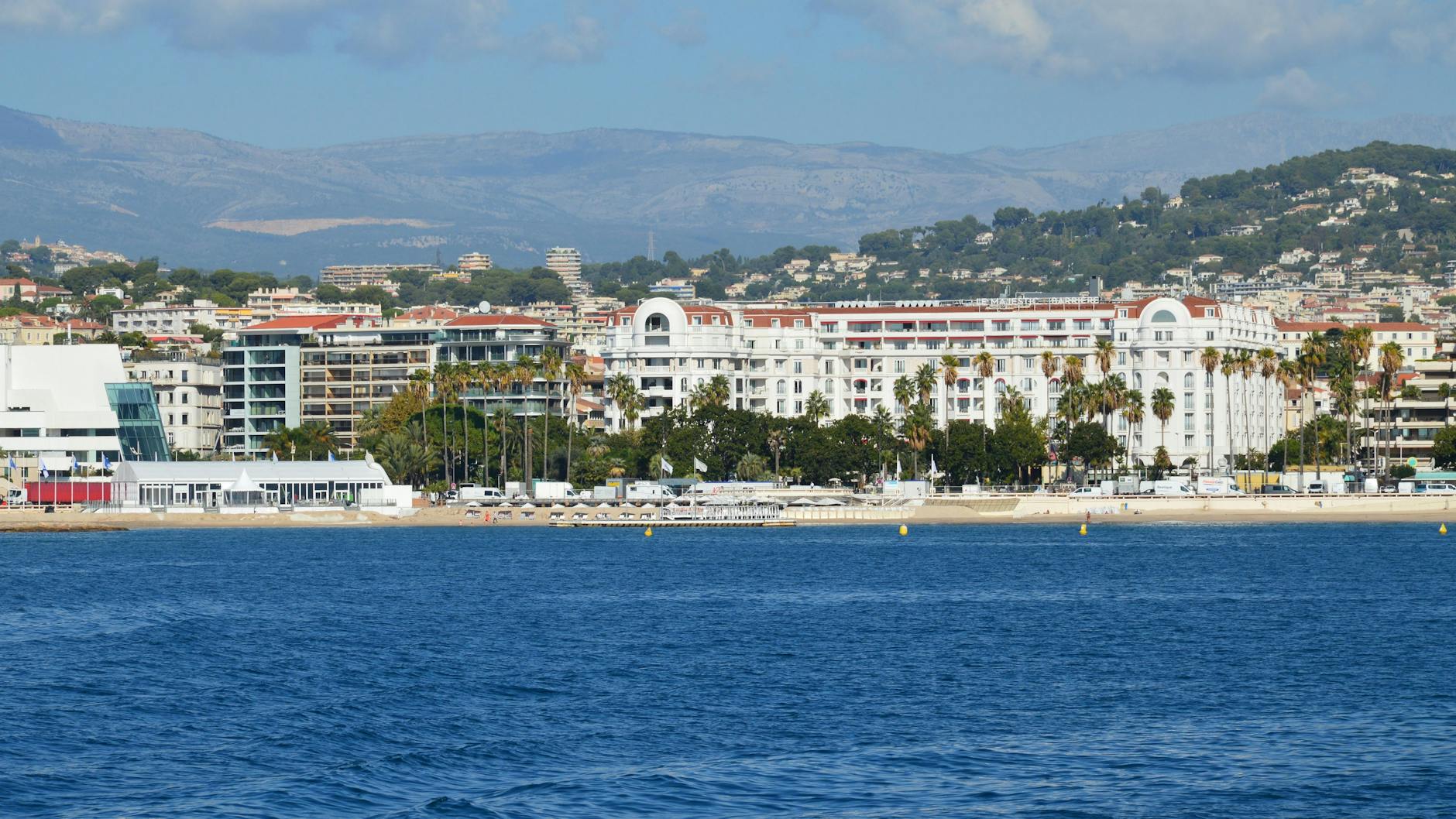Paseo de la Croisette en Cannes con playas y palmeras