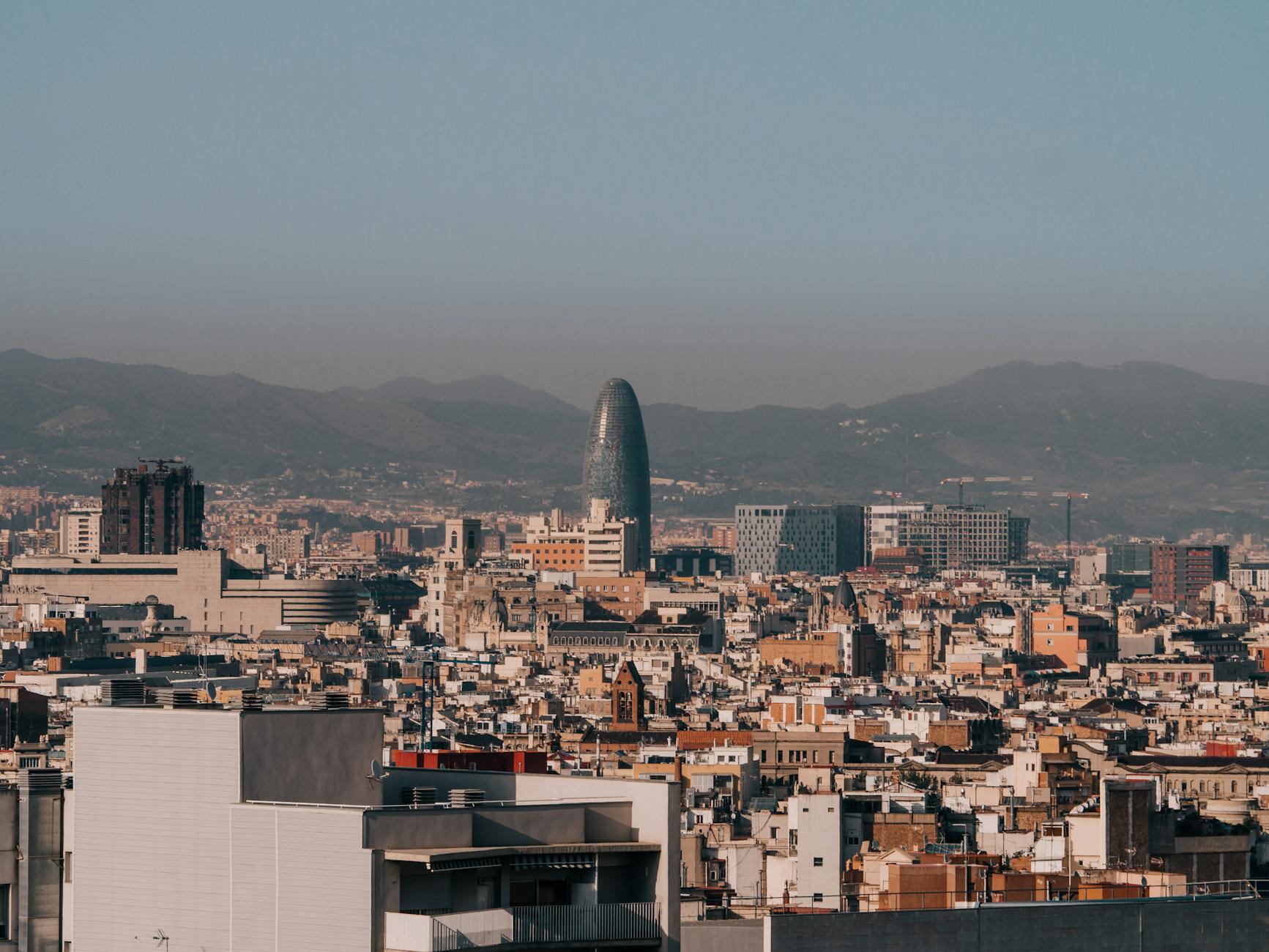 Barcelona vs Valencia: ¿qué ciudad mediterránea elegir para tus vacaciones?
