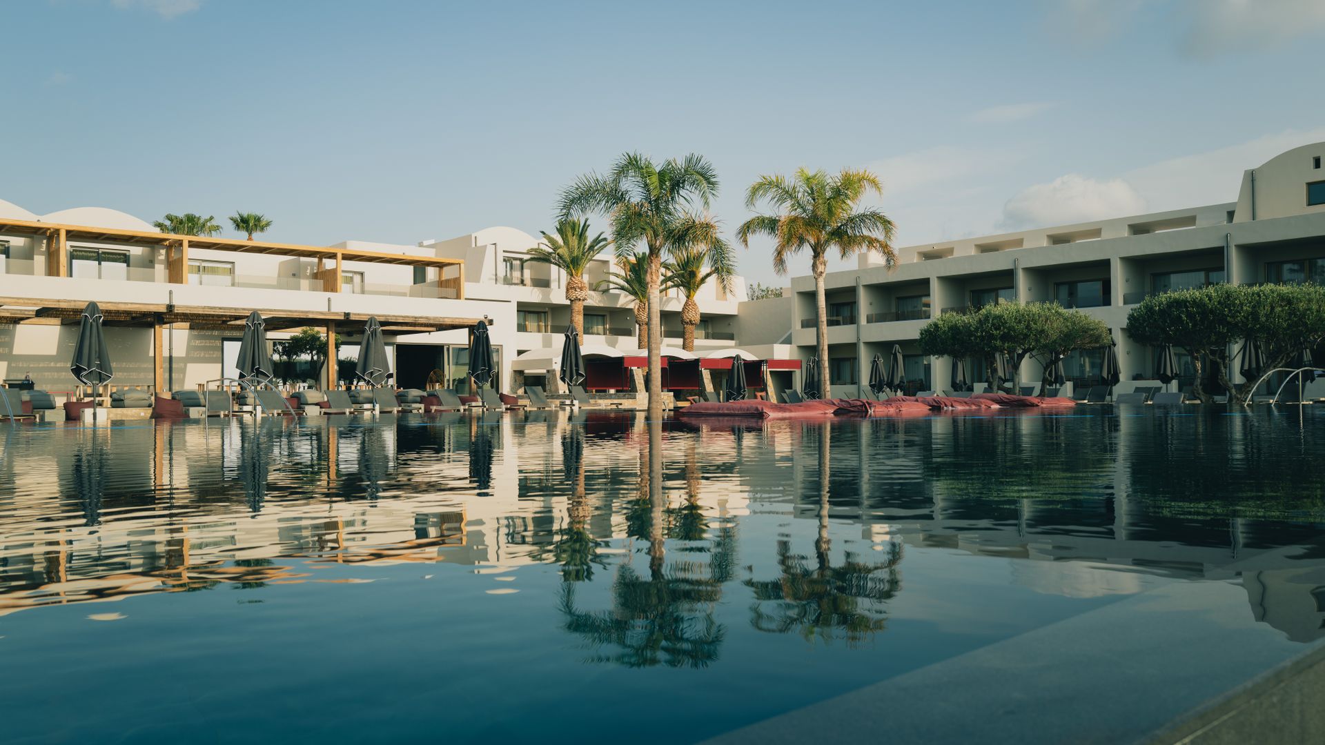 Hotel boutique con piscina infinita frente al mar Mediterráneo