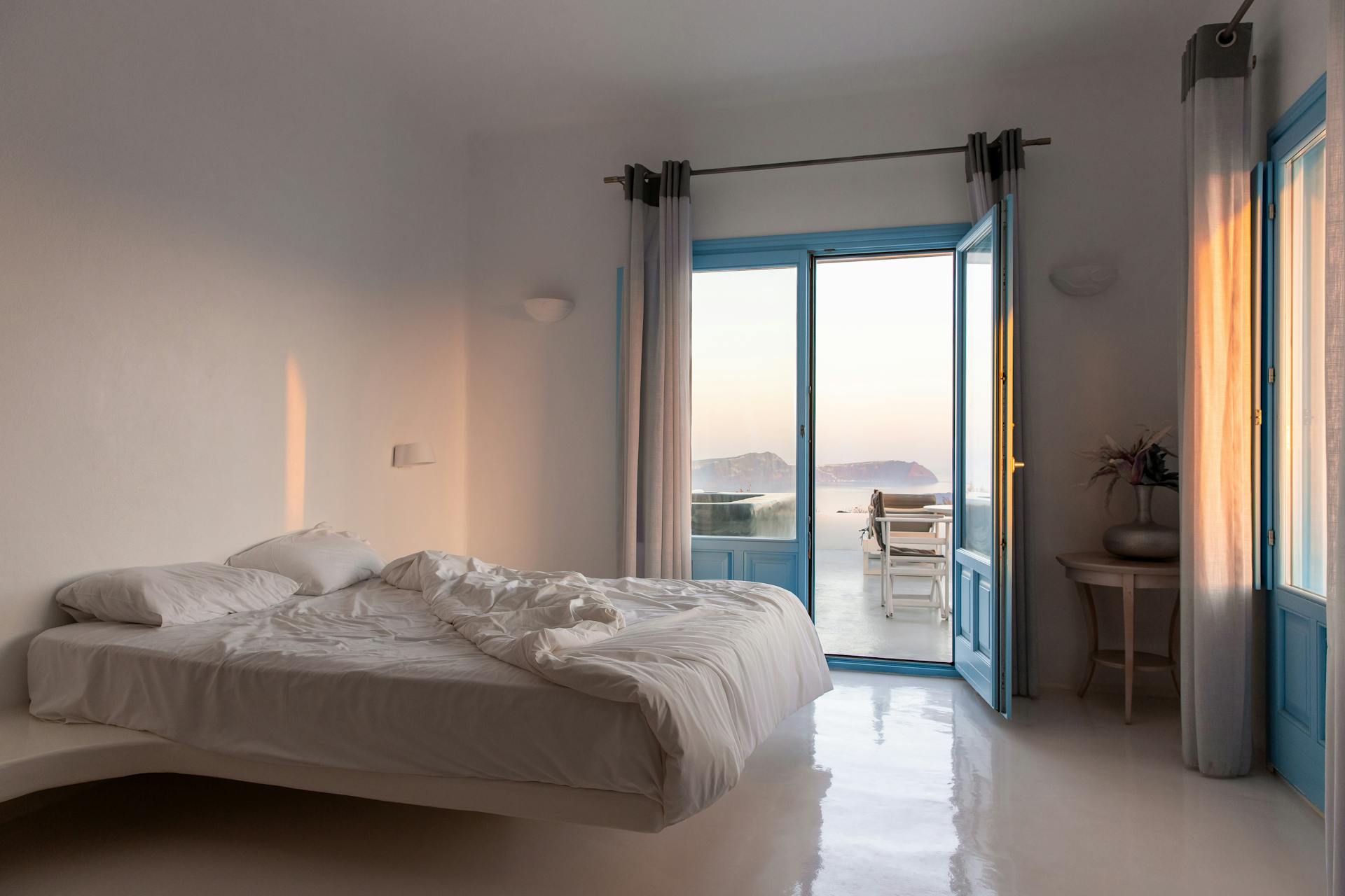 Terraza con vistas al mar en un hotel boutique mediterráneo