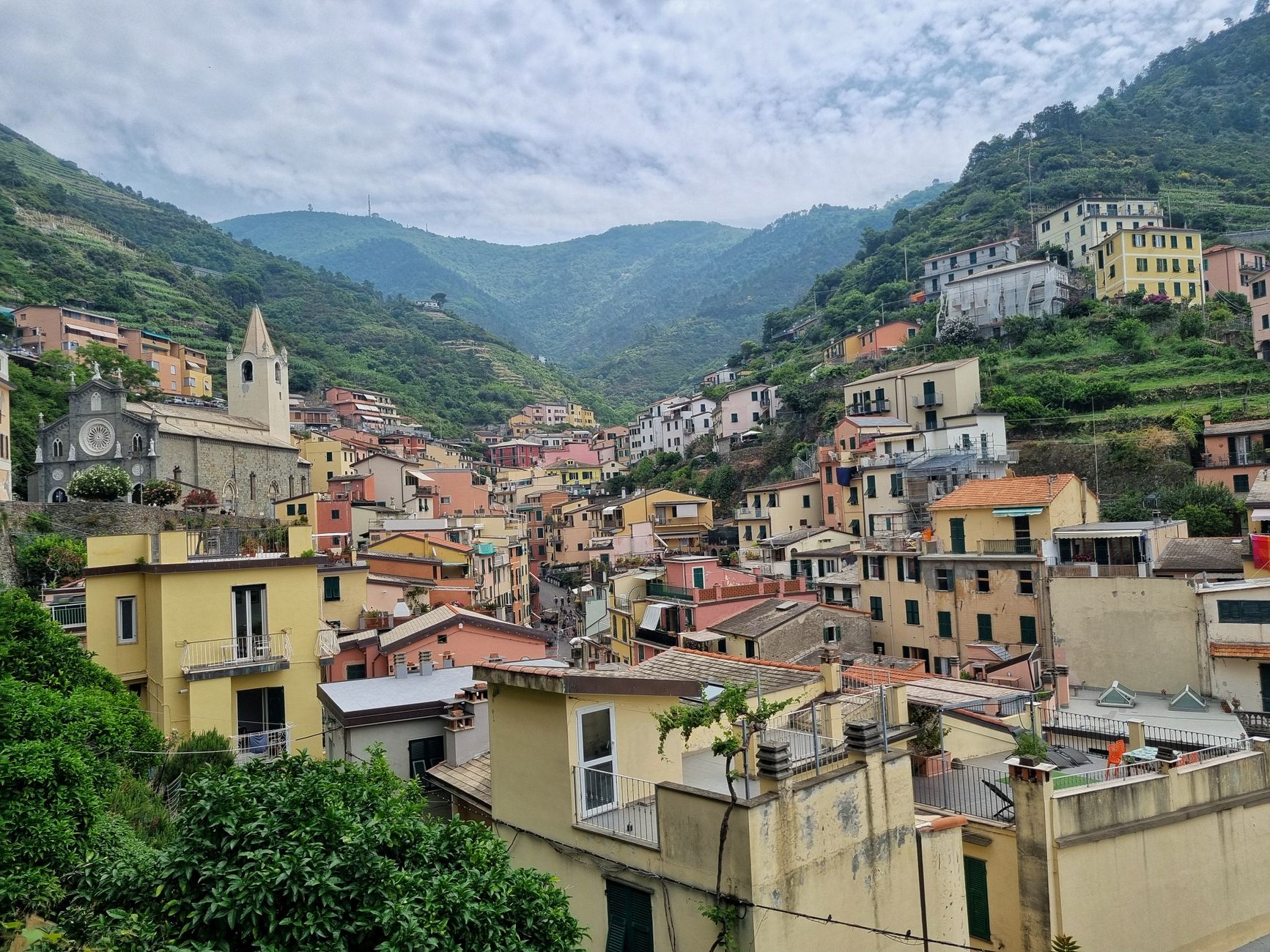 Vista de Cinque Terre en la costa de Liguria con casas de colores