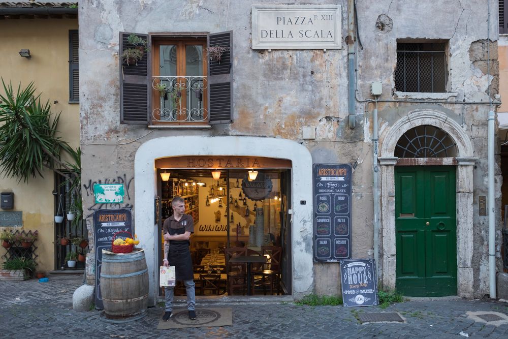 Pasta italiana fresca con salsa tradicional en Roma