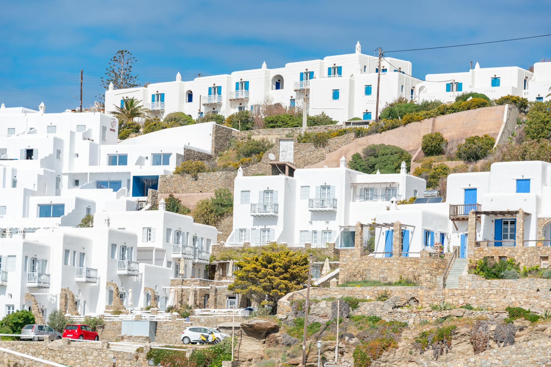 Vista de Mykonos con los molinos blancos junto al mar