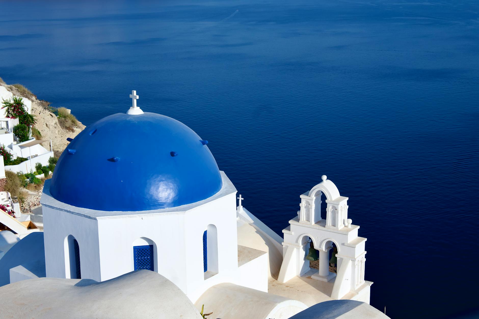 Vista de Santorini con las casas blancas y las cúpulas azules
