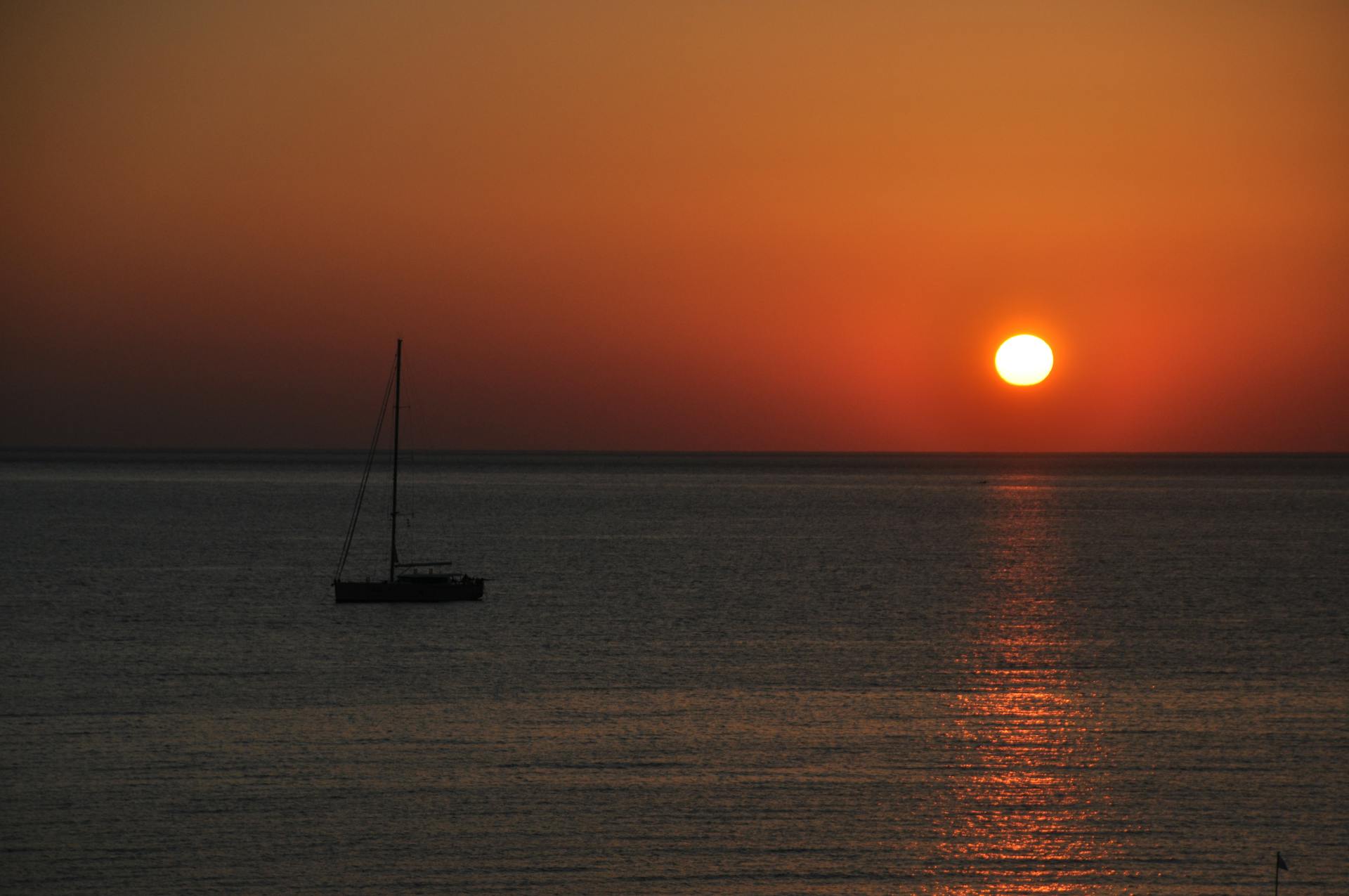 Atardecer romántico sobre el mar Mediterráneo