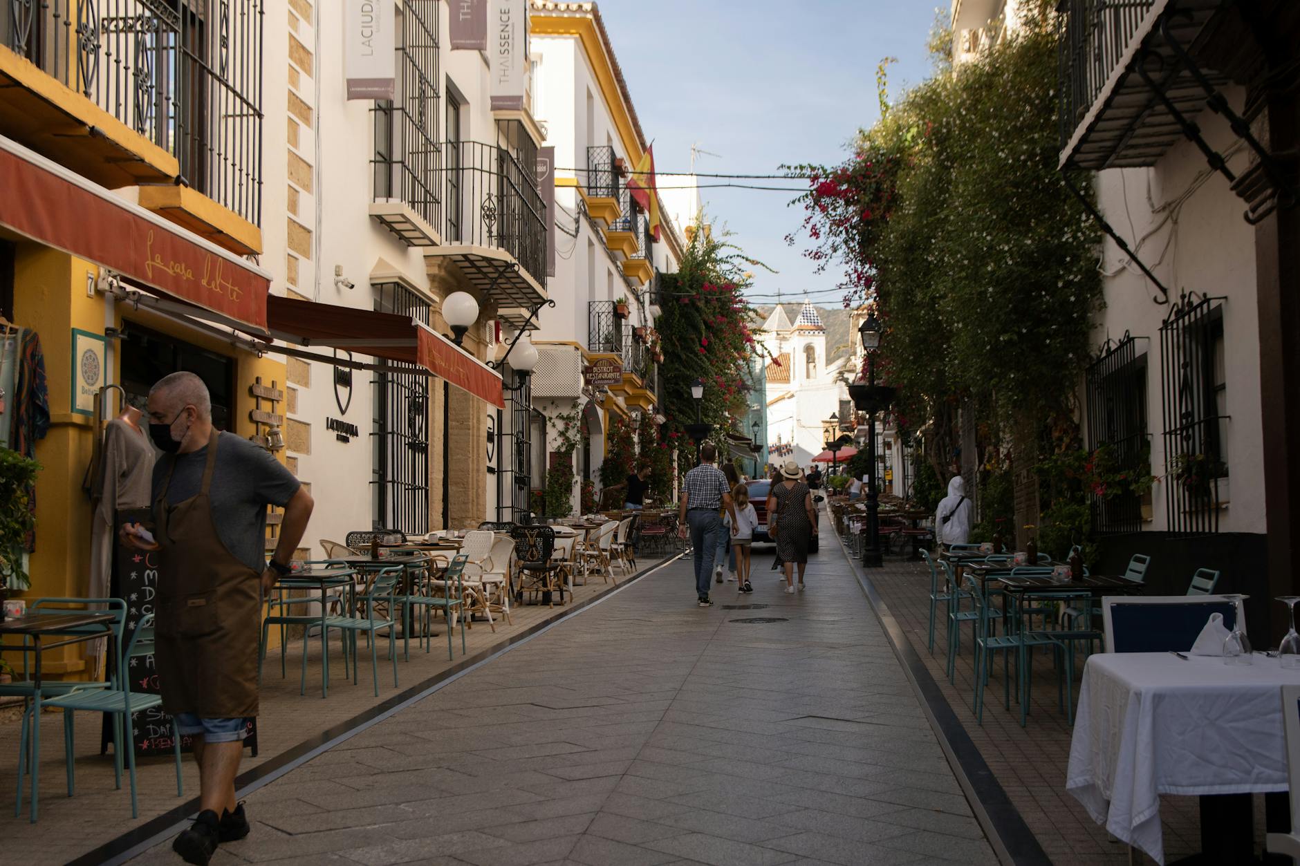 Casco antiguo de Marbella con calles encaladas y flores