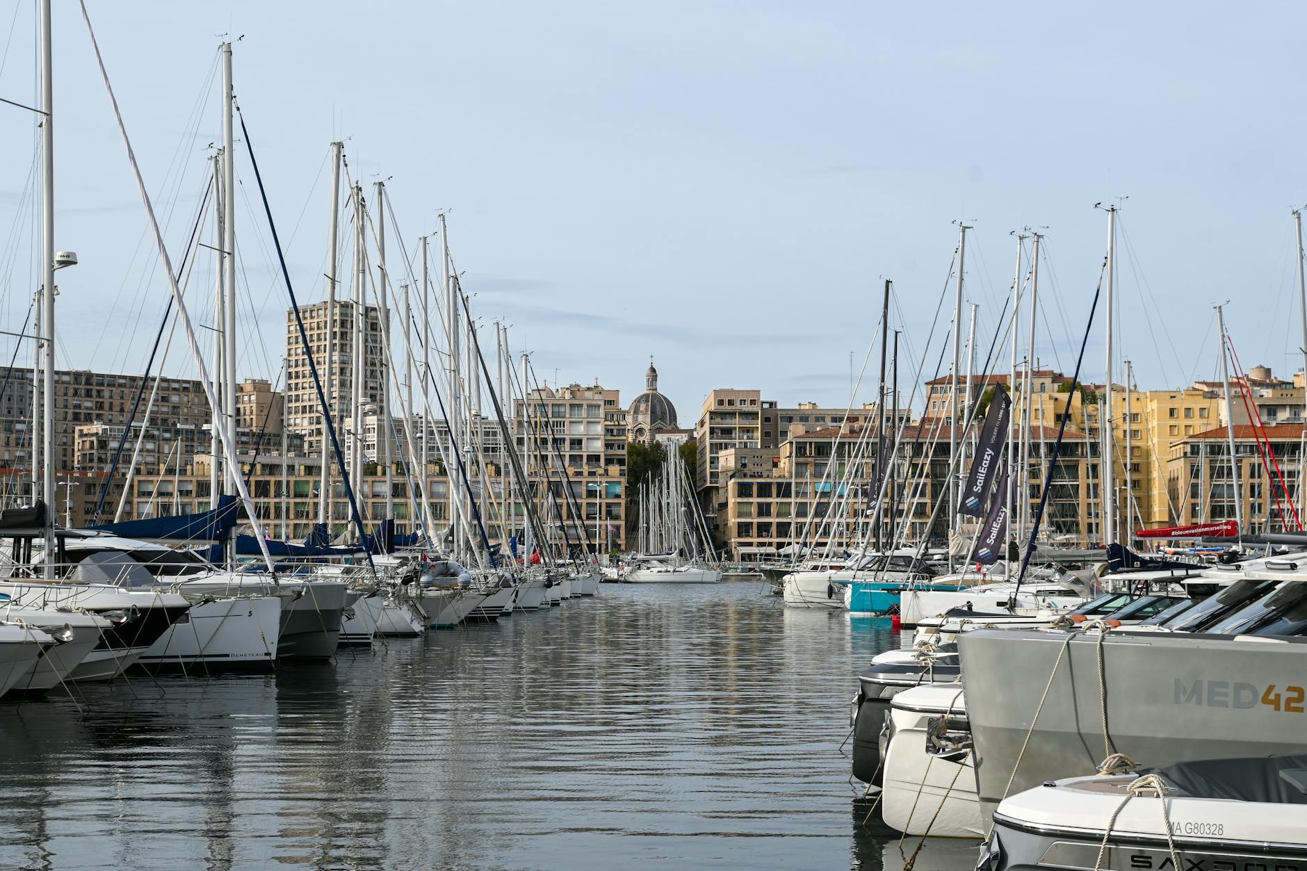 Vieux Port de Marsella con barcos de pescadores