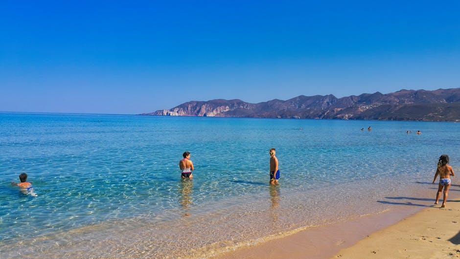 Niños jugando en una playa del Mediterráneo