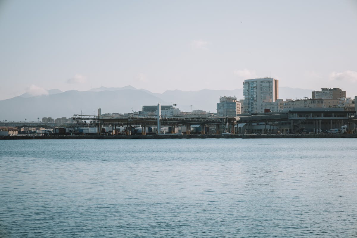 Puerto de Málaga con skyline urbano y montañas al fondo