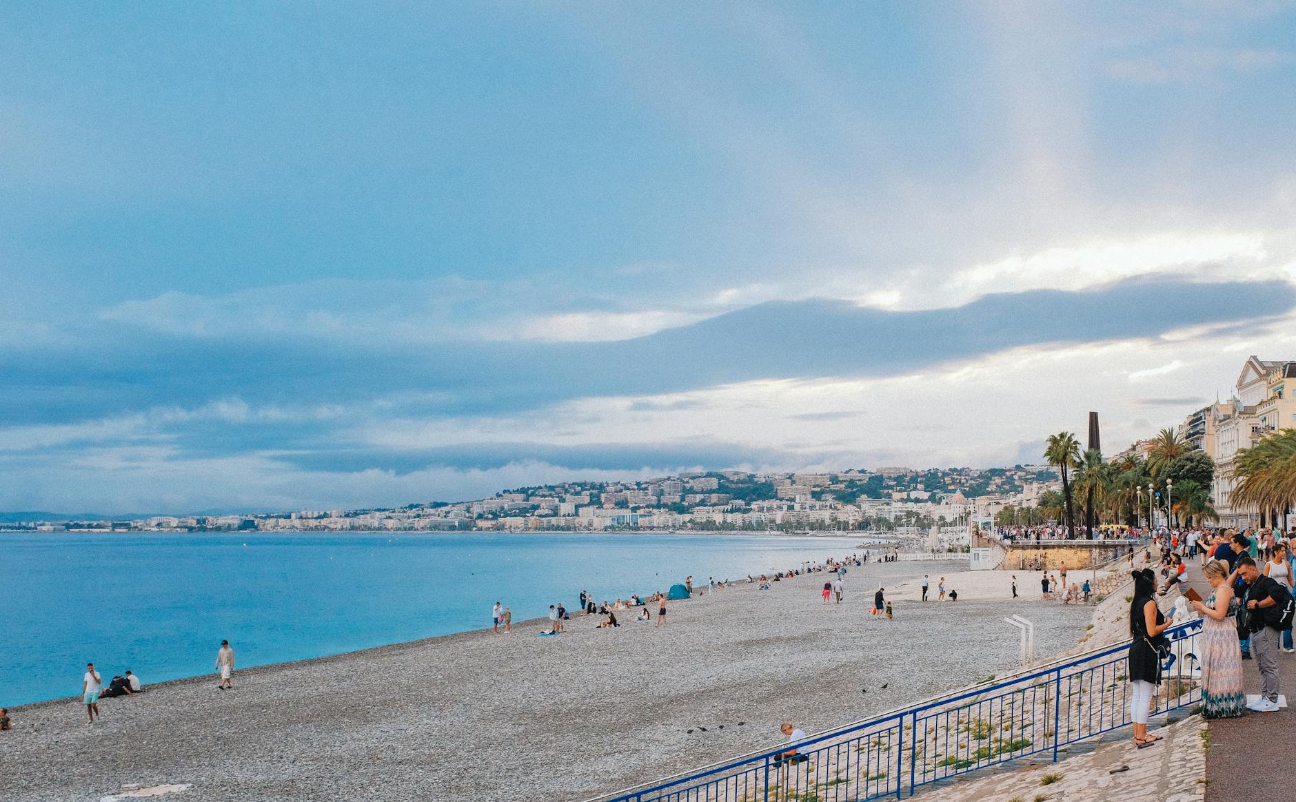 Vista de la Promenade des Anglais y la costa de Niza desde lo alto