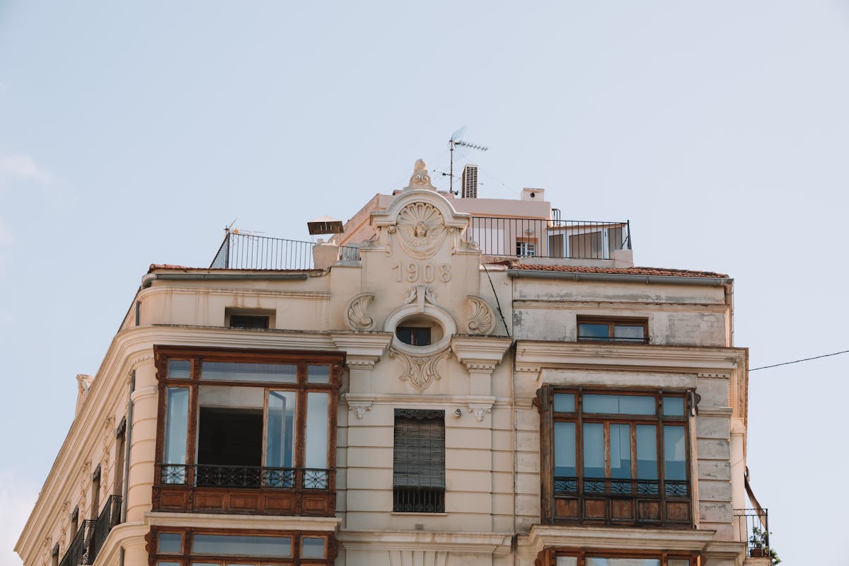Arquitectura neoclásica en Valencia con palmeras y edificios históricos