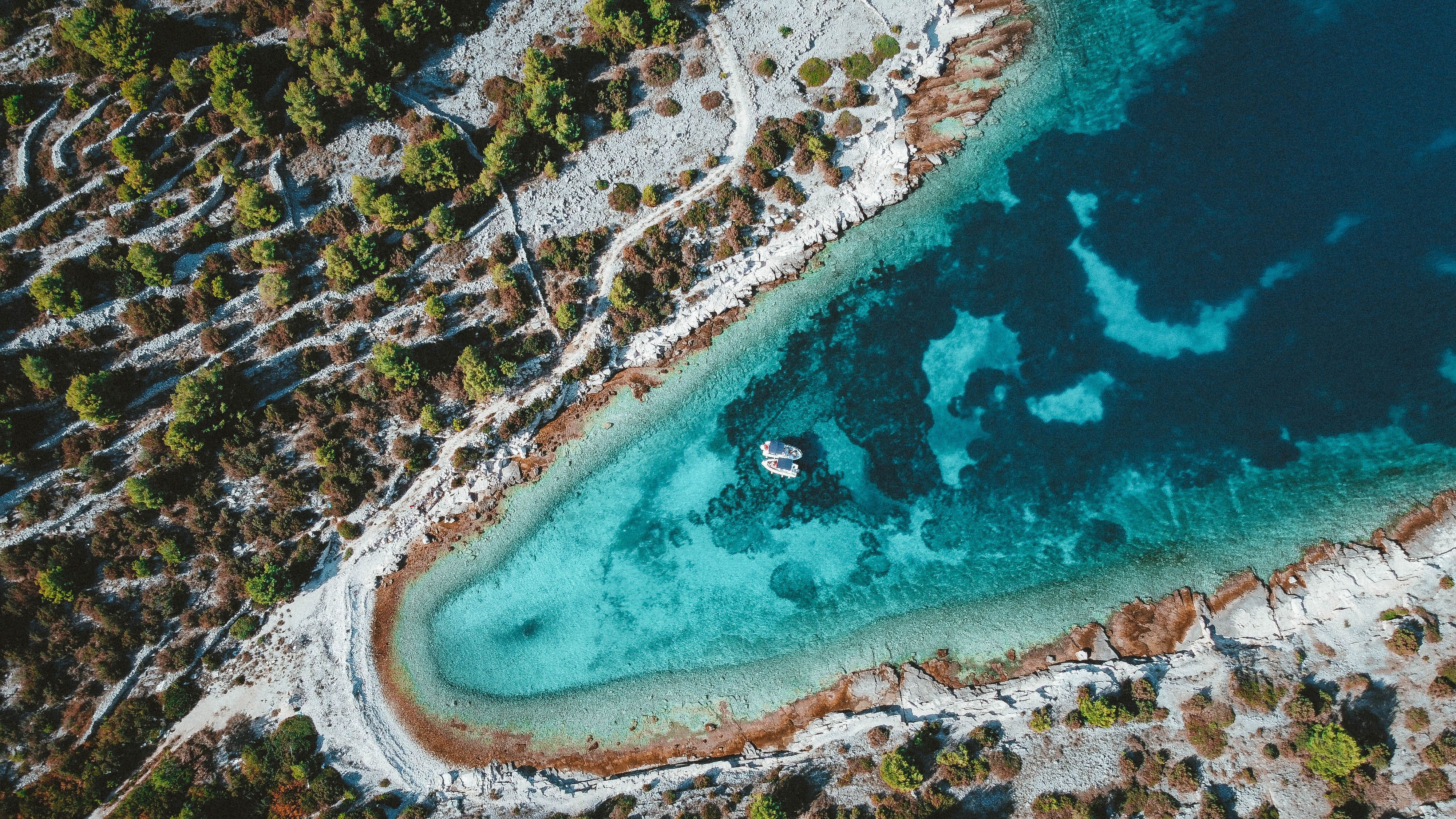 Playa de aguas turquesas en la costa dálmata de Croacia