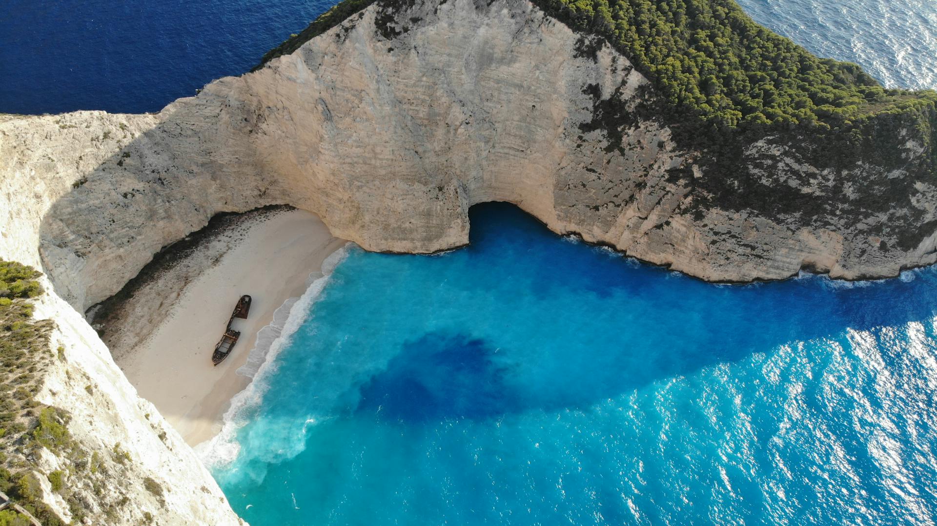 Cala escondida de aguas turquesas en las islas griegas