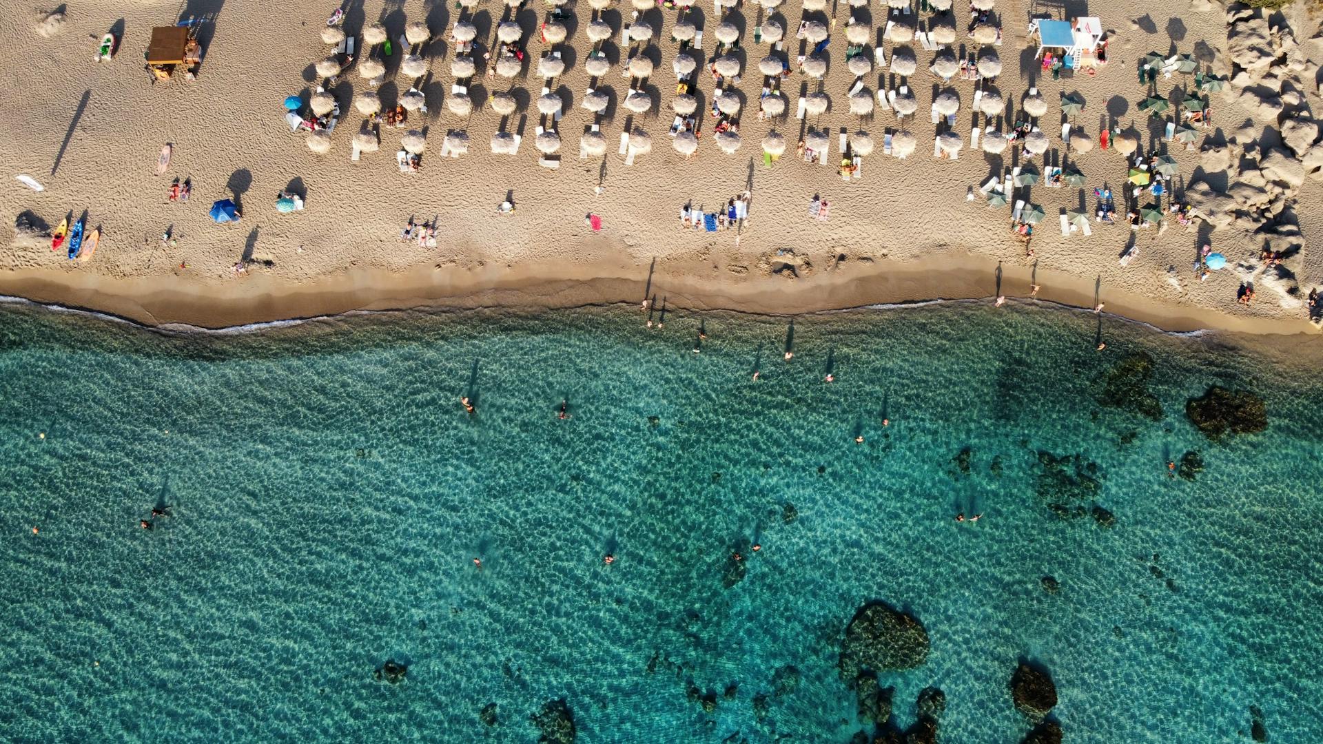 Playa de arena blanca y aguas turquesas en Grecia