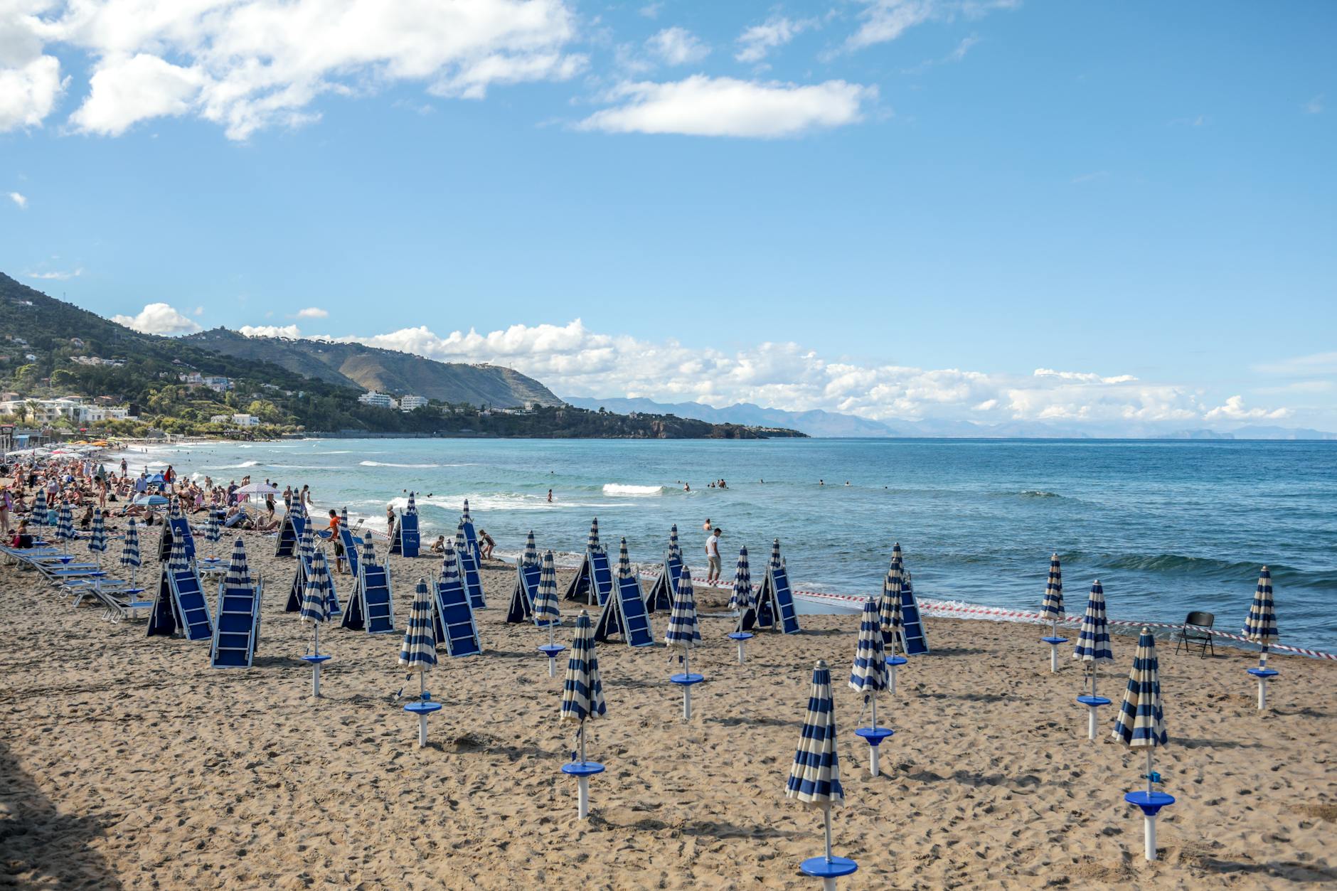 Costa Amalfitana con acantilados y mar mediterráneo