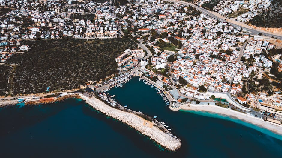 Costa rocosa de Kalkan en el Mediterráneo turco