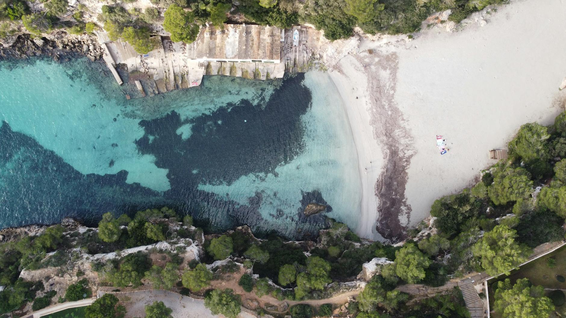 Cala de aguas turquesas en Mallorca