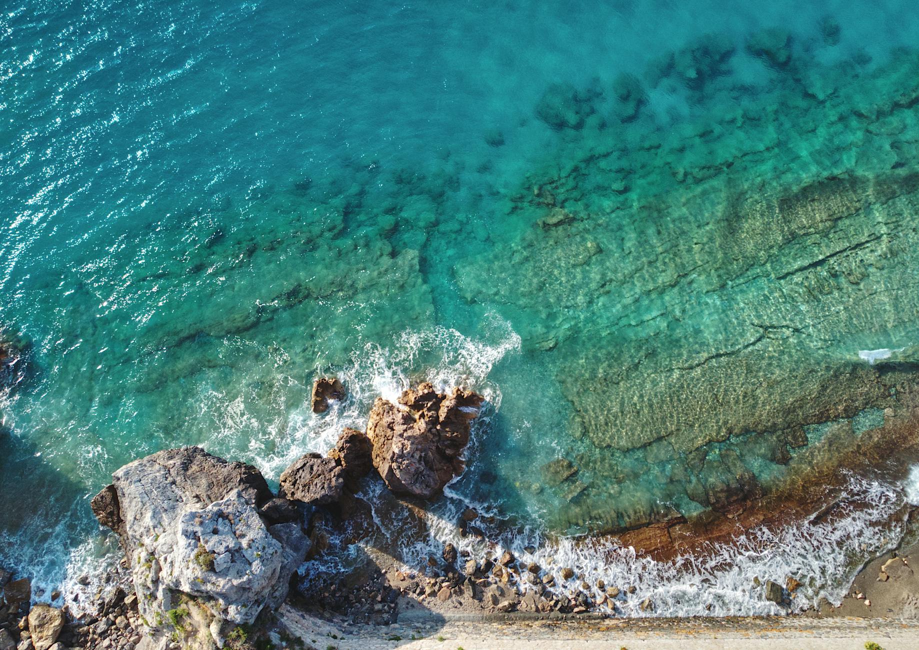 Playa mediterránea con bandera azul y aguas turquesas