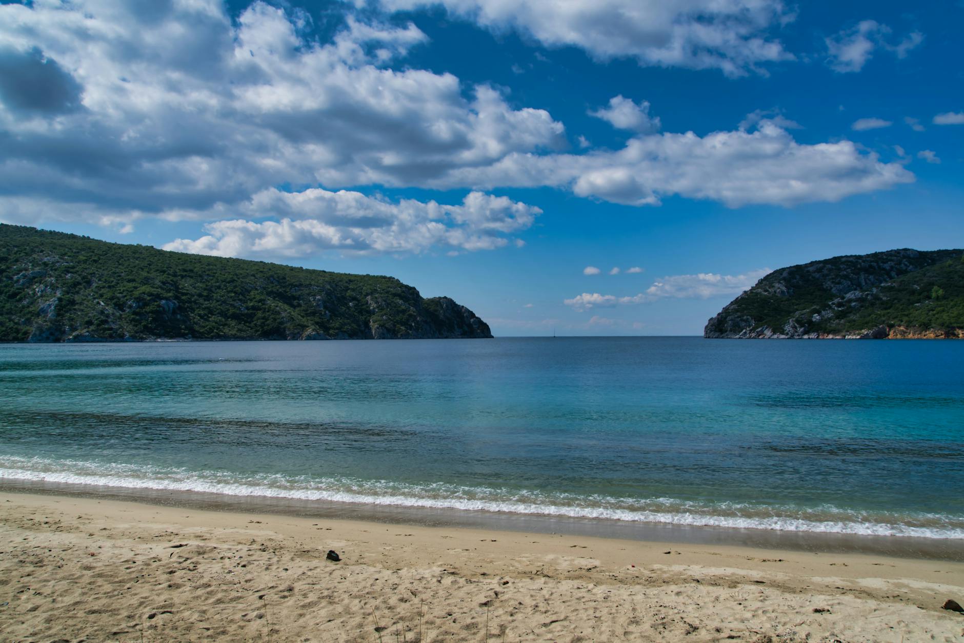 Playa griega con aguas cristalinas