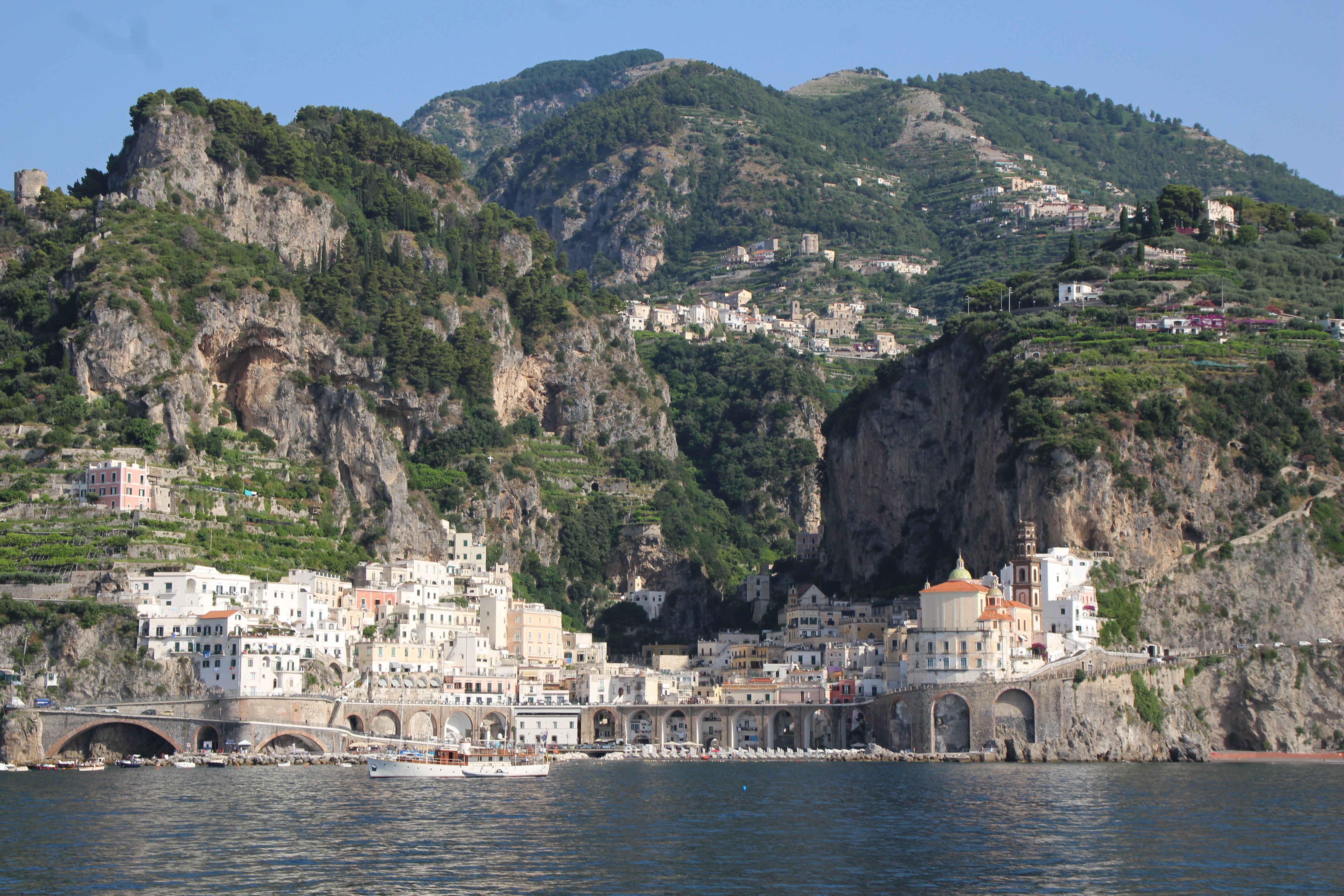 Vista del pueblo de Positano desde el mar, con sus casas de colores en la ladera