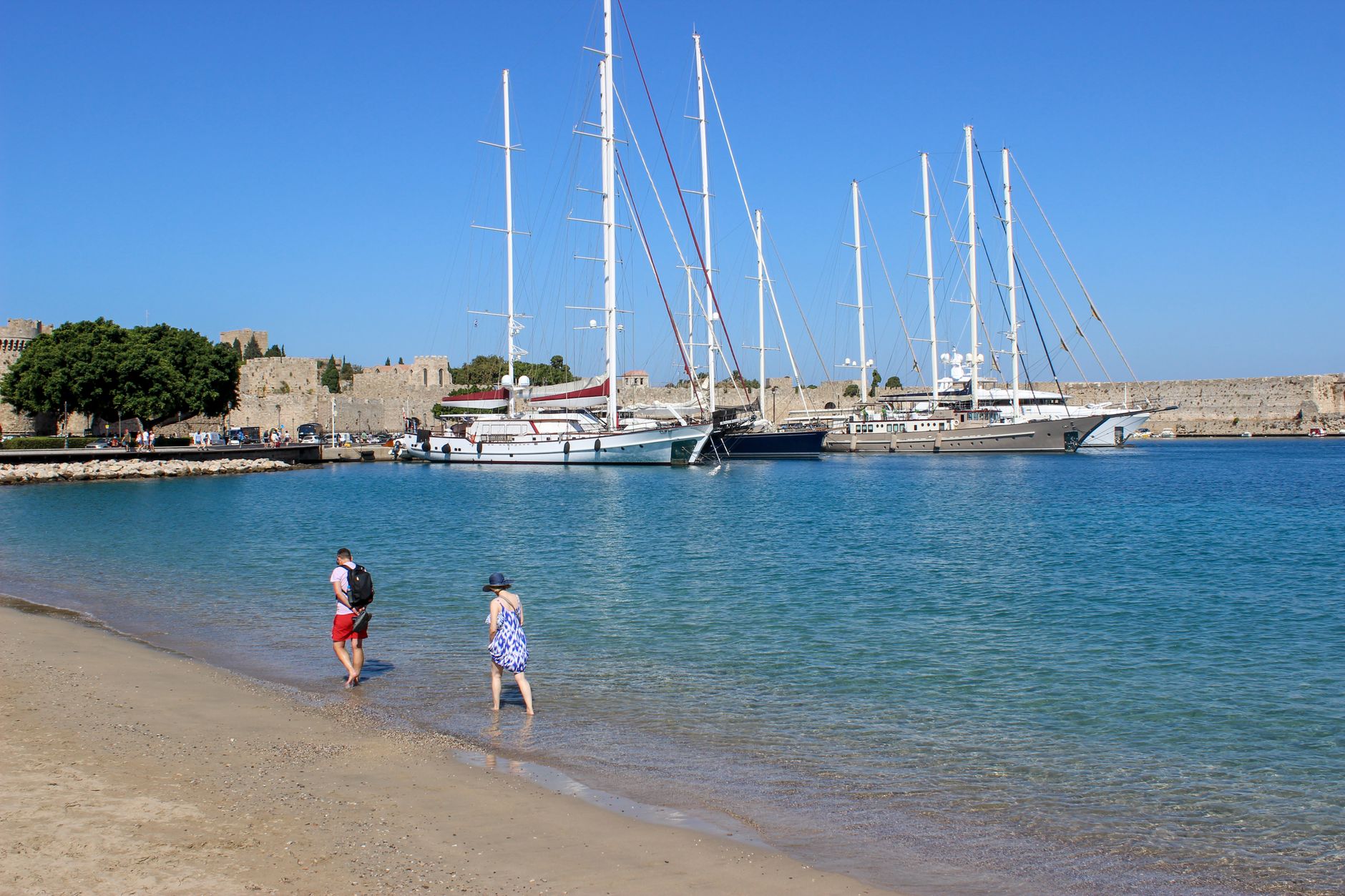 Playa de arena dorada en Rodas con aguas turquesas