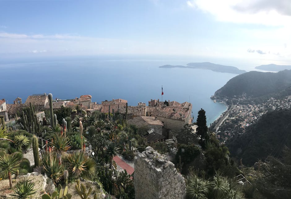 Vista de la costa de la Riviera Francesa con sus pueblos colgados sobre el mar