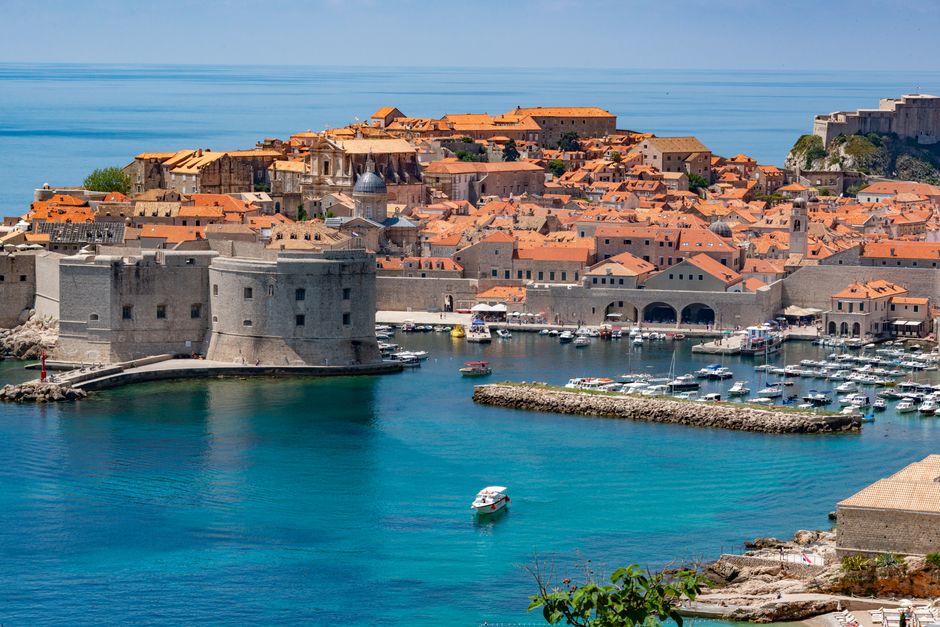 Vista aérea de la fortaleza y marina de Dubrovnik