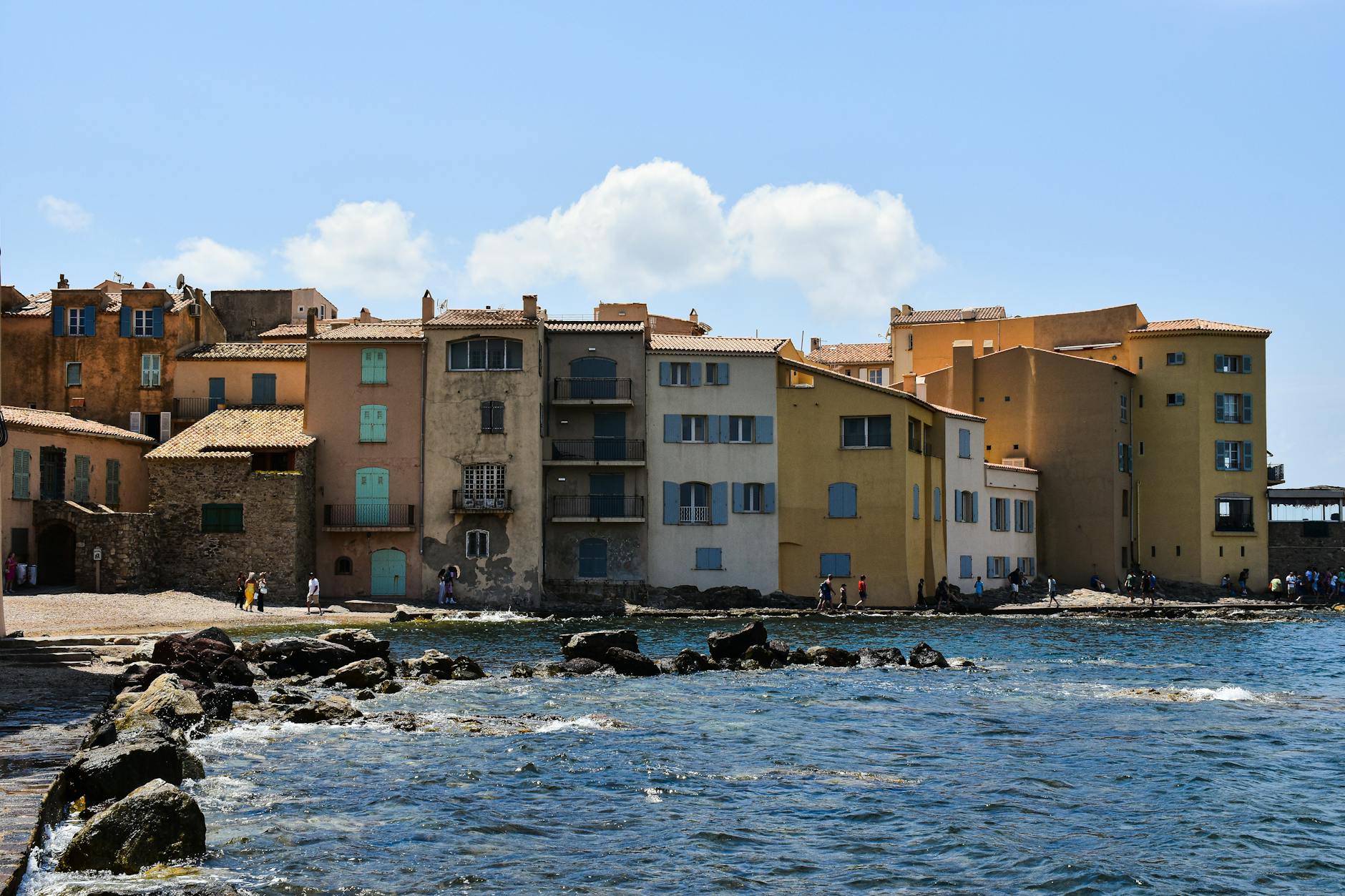 Puerto de Saint-Tropez con yates de lujo al atardecer