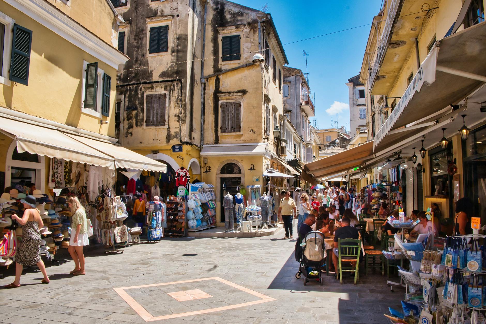 Viaje mediterráneo con documentación y equipaje