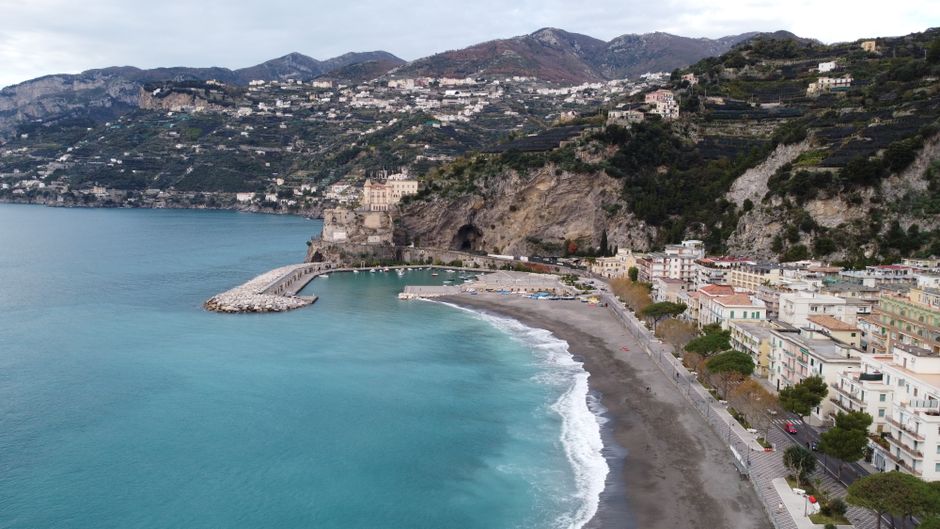 Puerto pesquero de Marina Grande en Sorrento con barcas y restaurantes
