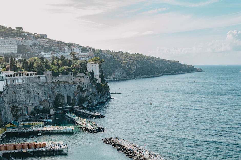 Vista aérea de la costa de Sorrento con el Villa Comunale y el puerto