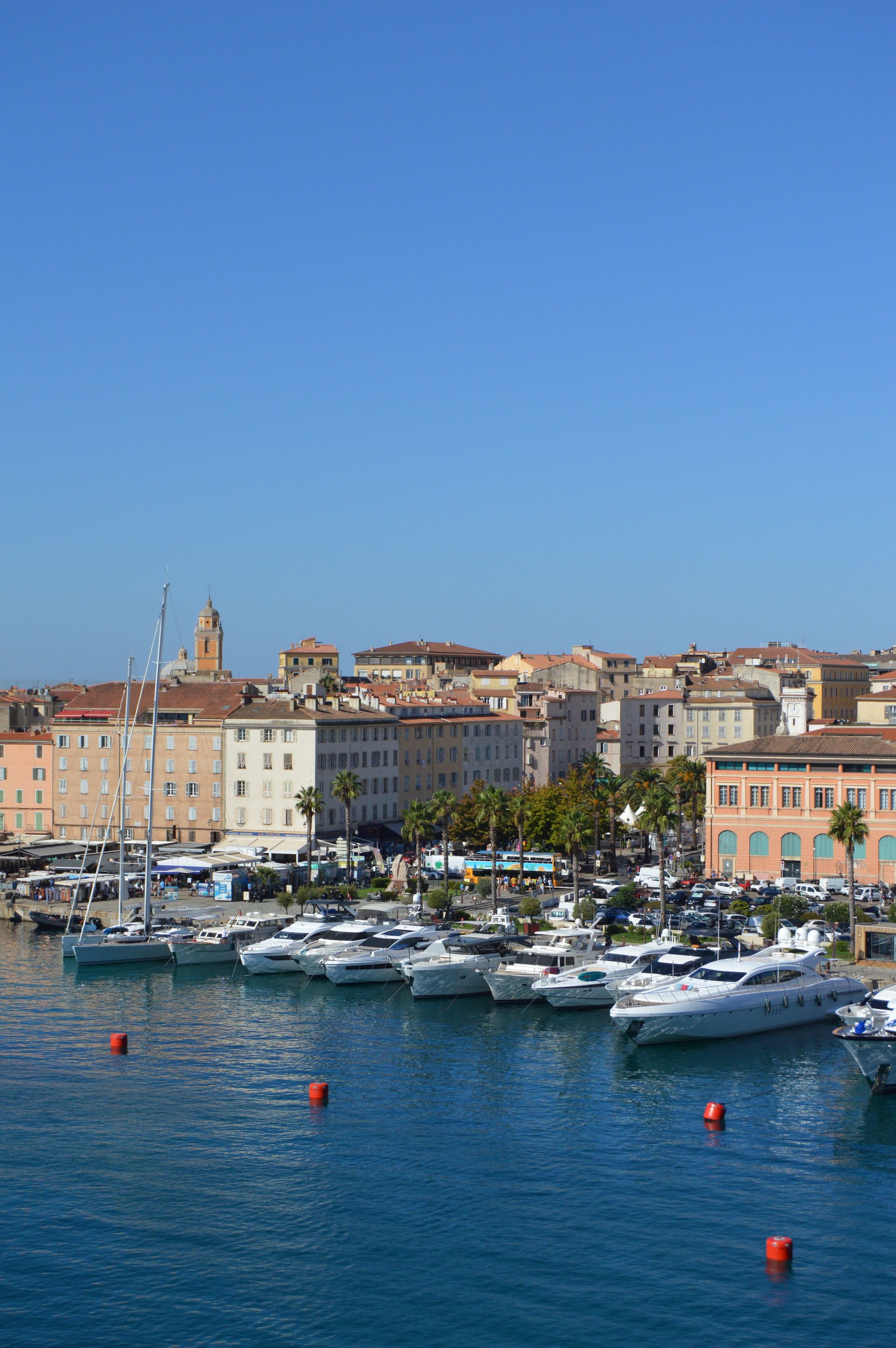 Costa mediterránea cerca de Toulon con aguas cristalinas