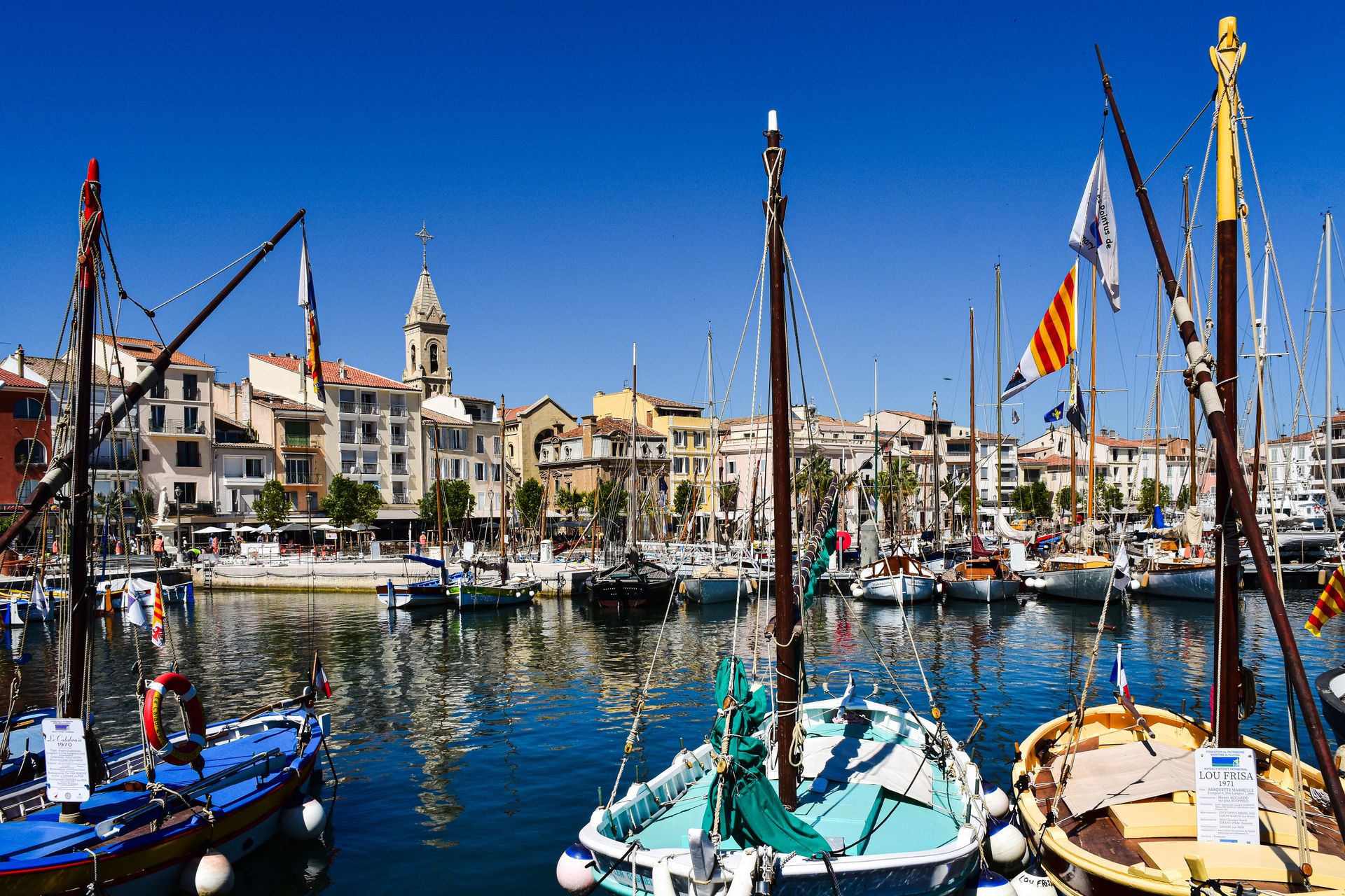 Puerto de Toulon con barcos tradicionales