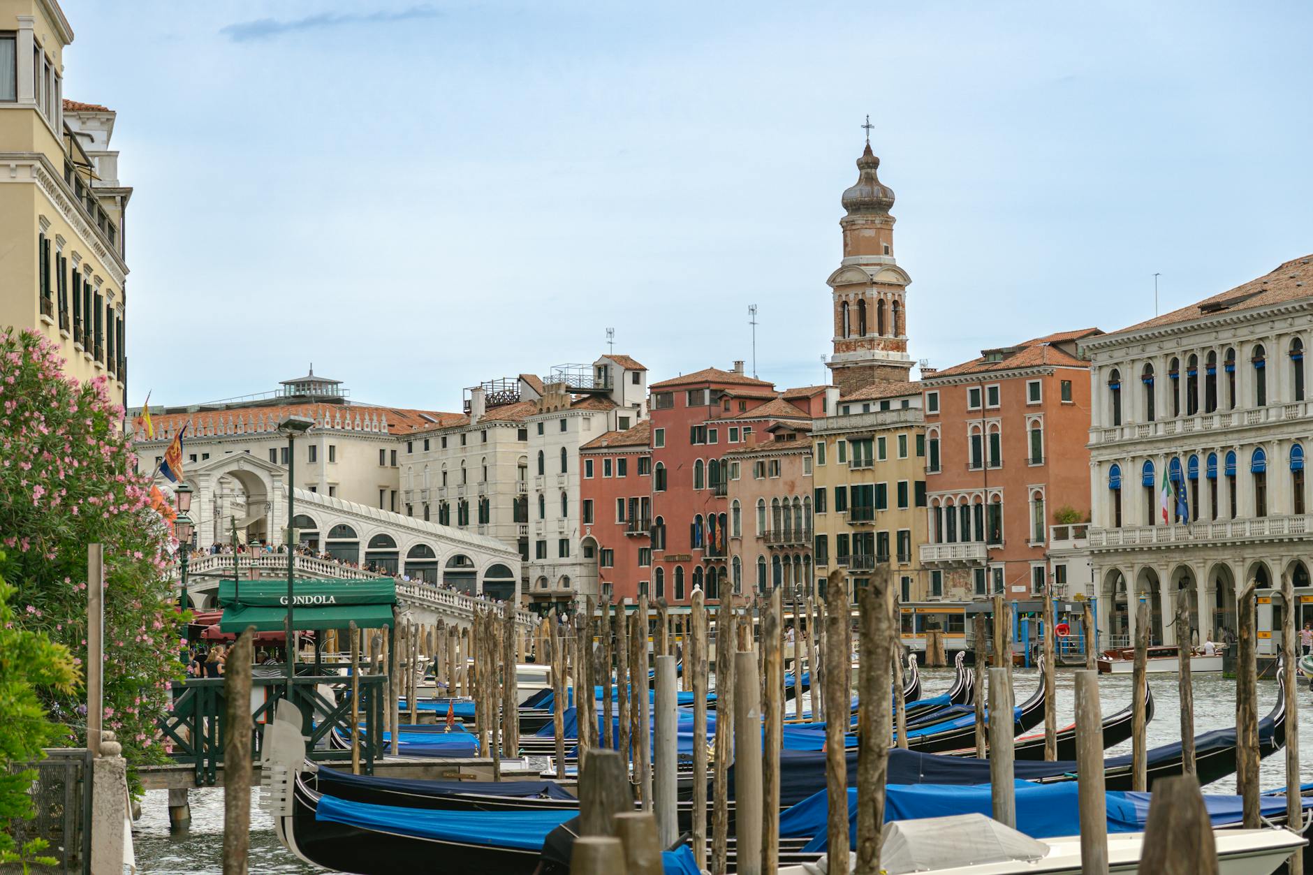 El Gran Canal de Venecia con góndolas y palacios al atardecer