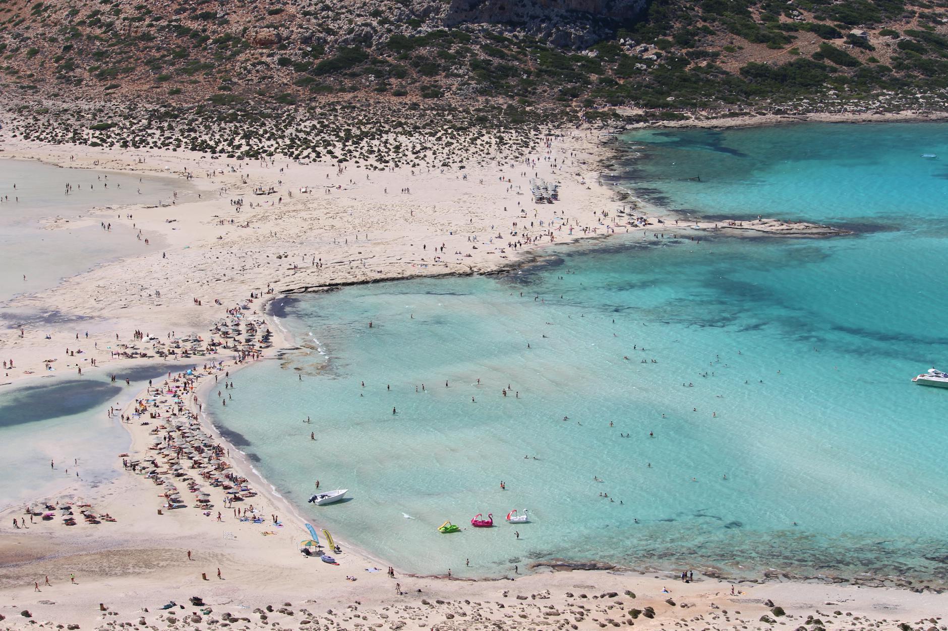 Playa de arena y aguas cristalinas en Creta