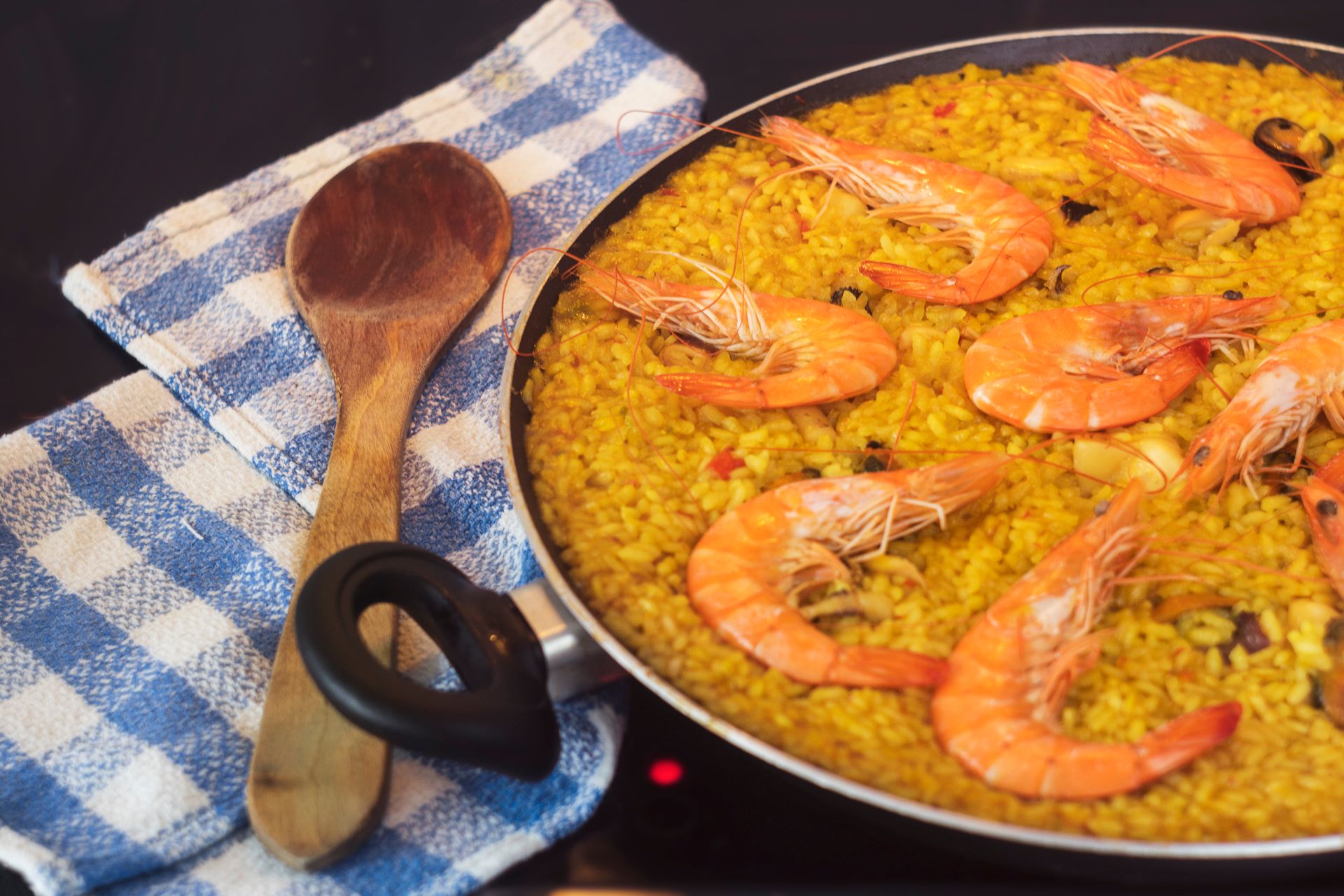 Mercado de abastos mediterráneo con productos frescos